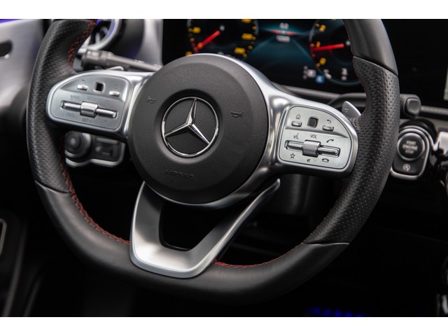 Mercedes-Benz A-Klasse 180 AMG aut9 Nightpakket Panorama Sfeerverlichting Widescreen 2020