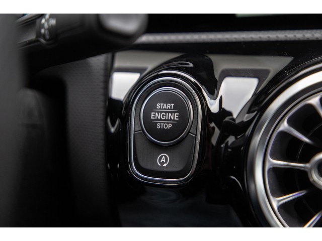 Mercedes-Benz A-Klasse 180 AMG aut9 Nightpakket Panorama Sfeerverlichting Widescreen 2020