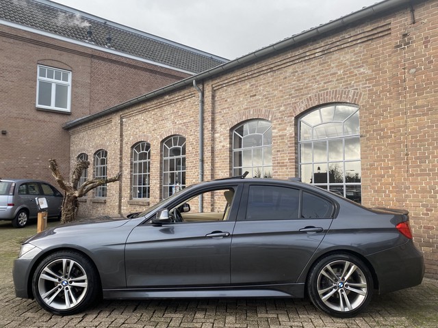 BMW 3 Serie 320d High Executive *Origineel NL* M-pakket, Leder, Head up display, Navigatie, Xenon, Bluetooth, Stoelverwarming, 18