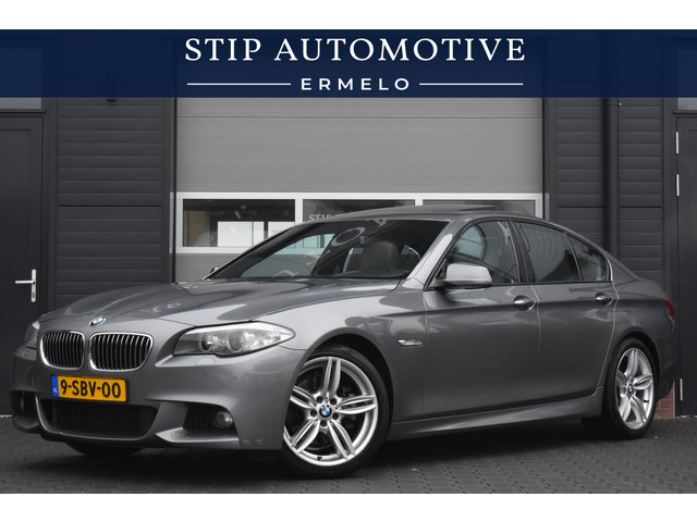 BMW 5 Serie 520i Sedan Executive M Sport | NL-Auto | Schuif Kanteldak | Trekhaak | 19'' M Velgen | Digital Display | Shadow-Line | Sportstoe
