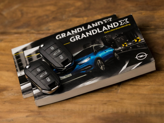Opel Grandland X 1.2 Turbo Sport (APPLE CARPLAY, NAVIGATIE, GETINT GLAS, LED KOPLAMPEN, SPORTSTOELEN, PARKEERSENSOREN, LANE ASSIST, DAB+, NIEUWST