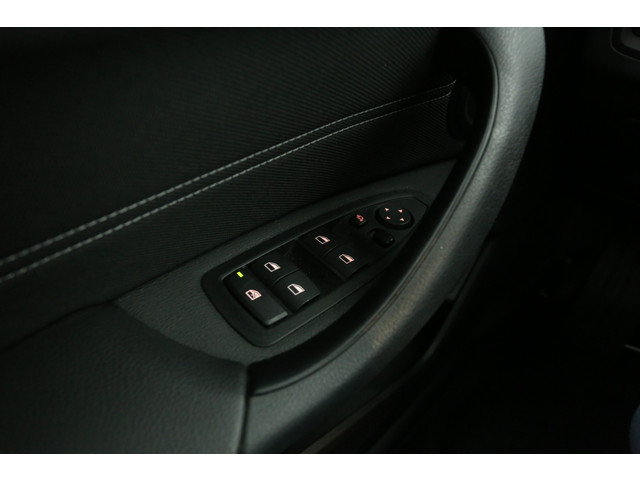 BMW X1 sDrive18i Automaat Clima Cruise PDC Camera Navigatie LED 18LMV Metallic