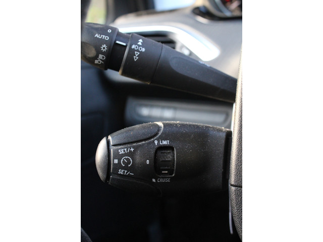 Peugeot 208 1.2 PureTech 82-PK Signature Navigatie, Airconditioning, Extra getinte ramen, Audio Bluetooth, Middenarmsteun