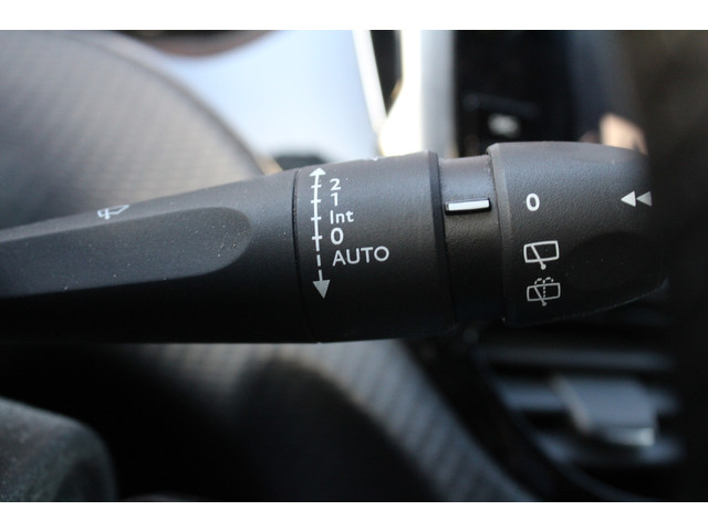 Peugeot 208 1.2 PureTech 82-PK Signature Navigatie, Airconditioning, Extra getinte ramen, Audio Bluetooth, Middenarmsteun