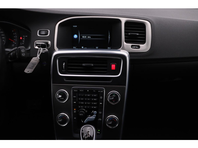 Volvo V60 1.6 T3 Momentum | Automaat | Navigatie | Trekhaak | Climate control | PDC | Cruise control | Bluetooth | LED