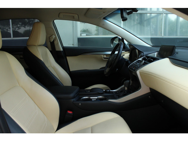 Lexus NX NX200T Turbo Bj 2015 238PK AWD 2e eigenaar Dealer onderhouden parelmoer kleur uniek