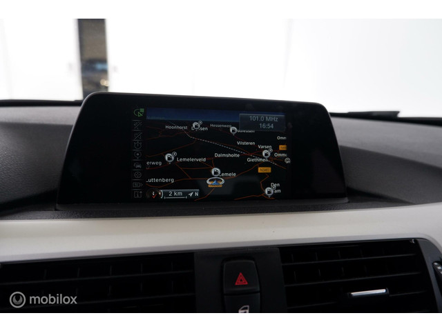 BMW 3 Serie 318i Automaat Corporate Lease Executive Innovation trekhaak|led|cam|nav|ecc|lmv17