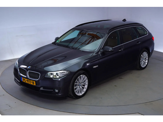 BMW 5 Serie Touring 520d Luxury Edition [ Panorama dak navigatie lederen bekleding]