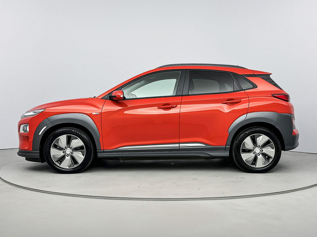 Hyundai Kona EV Premium 64 kWh | 100% State of Health! | Leer | Stoel + stuurverwarming | Wamtepomp | Navigatie | Camera |