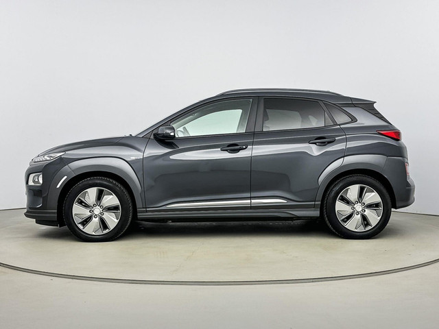 Hyundai Kona EV Premium 64 kWh | 3-Fasen | Warmtepomp | Bluelink app | Trekhaak | Leer | Stoel + stuurverwarming |