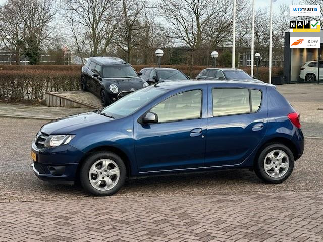 dacia-sandero-0.9-tce-10th-anniversary-bj.2015-blauw-airco-nap-met-123459-km.en-apk-tot-08-2026-sportvelgen-cruise-navigatie-etc.