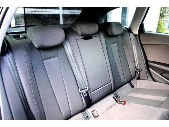 Audi A4 AVANT 35 TFSI Design ECC PDC V&A LED LMV18 NAVI PANO