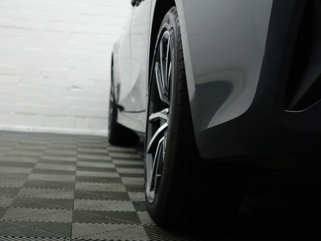 BMW 3 Serie 330e M Sport Aut- Schuifdak, Sfeerverlichting, Xenon Led, Park Assist