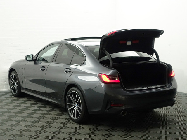 BMW 3 Serie 330e M Sport Aut- Schuifdak, Sfeerverlichting, Xenon Led, Park Assist