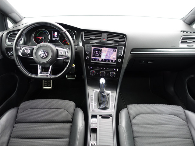 Volkswagen Golf 1.4 TSI GTE Highline Aut- Stoelmassage, Xenon Led, Park Assist, Elek Trekhaak, Leder Interieur, Navi, Clima