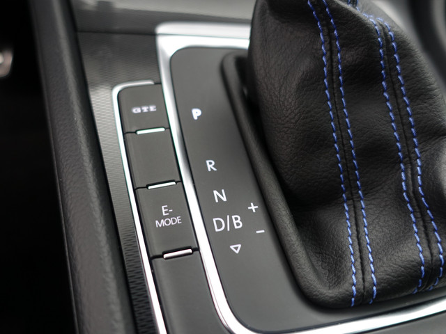 Volkswagen Golf 1.4 TSI GTE Highline Aut- Stoelmassage, Xenon Led, Park Assist, Elek Trekhaak, Leder Interieur, Navi, Clima