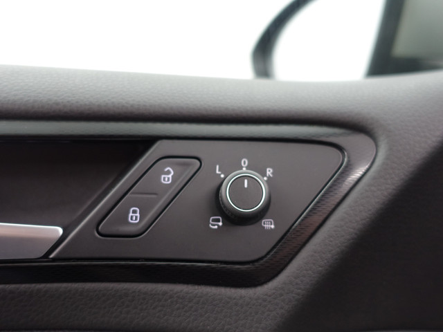 Volkswagen Golf 1.4 TSI GTE Highline Aut- Stoelmassage, Xenon Led, Park Assist, Elek Trekhaak, Leder Interieur, Navi, Clima