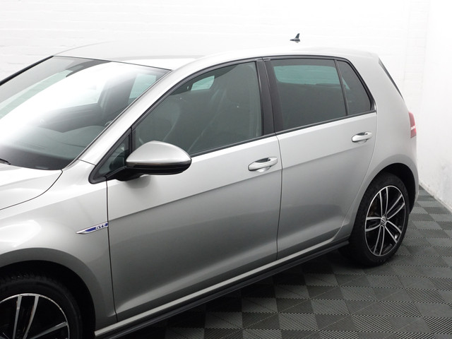 Volkswagen Golf 1.4 TSI GTE Highline Aut- Stoelmassage, Xenon Led, Park Assist, Elek Trekhaak, Leder Interieur, Navi, Clima