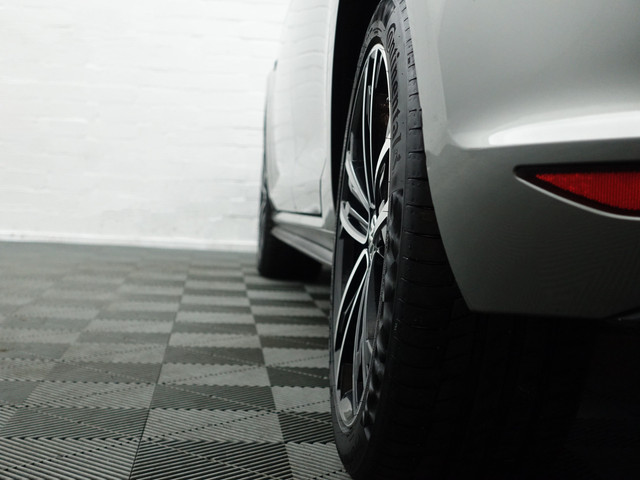 Volkswagen Golf 1.4 TSI GTE Highline Aut- Stoelmassage, Xenon Led, Park Assist, Elek Trekhaak, Leder Interieur, Navi, Clima