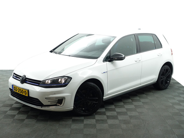 volkswagen-golf-1.4-tsi-gte-performance-aut--xenon-led--gti-diffuser--blauwe-gordels--alcantara-afwerking--park-assist