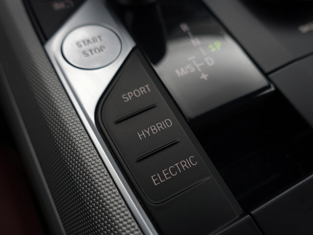 BMW 3 Serie 320e M Performance Aut- Harman Kardon, CarPlay, Keyless, Standkachel, Xenon Led, Sport Leder Interieur