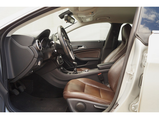 Mercedes-Benz CLA 180 Ambition -LEER-NAVI-PDC-XENON-CRUISE-