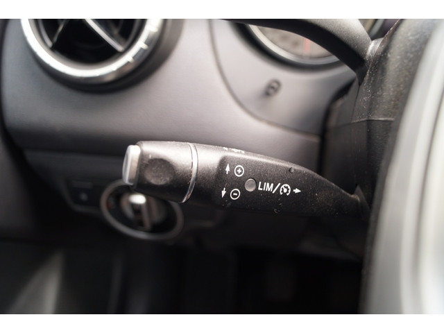Mercedes-Benz CLA 180 Ambition -LEER-NAVI-PDC-XENON-CRUISE-