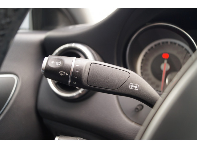Mercedes-Benz CLA 180 Ambition -LEER-NAVI-PDC-XENON-CRUISE-
