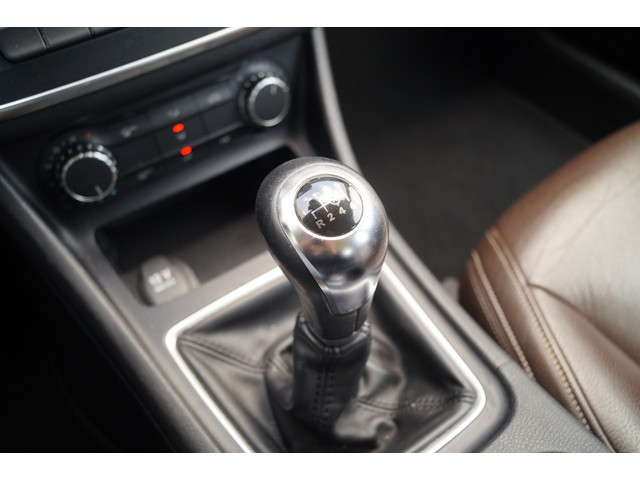 Mercedes-Benz CLA 180 Ambition -LEER-NAVI-PDC-XENON-CRUISE-