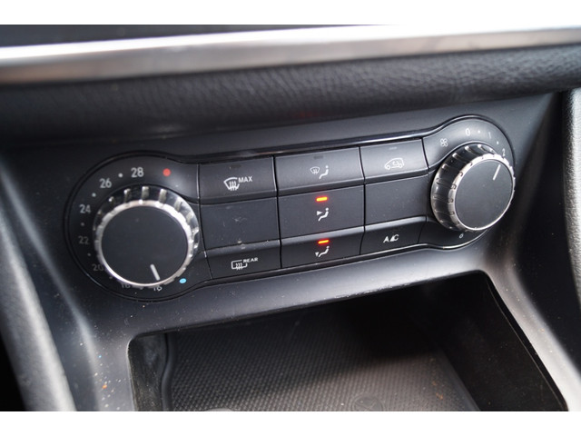 Mercedes-Benz CLA 180 Ambition -LEER-NAVI-PDC-XENON-CRUISE-