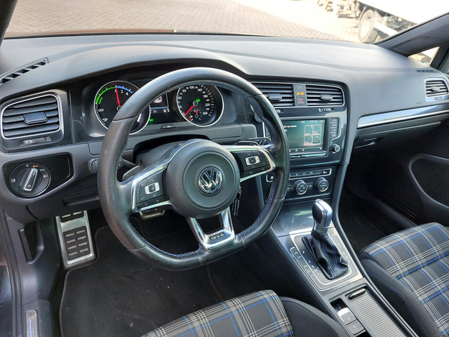 Volkswagen Golf 1.4 TSI GTE Connected Series | Trekhaak | NL auto