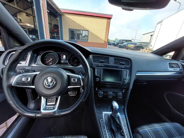 Volkswagen Golf 1.4 TSI GTE Connected Series | Trekhaak | NL auto