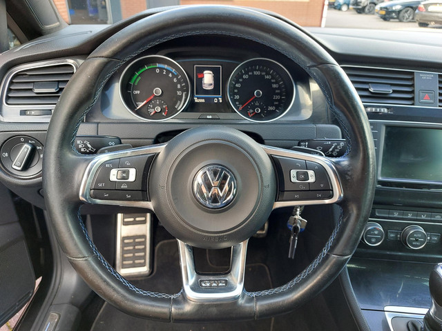 Volkswagen Golf 1.4 TSI GTE Connected Series | Trekhaak | NL auto