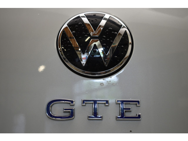 Volkswagen Golf GTE 245Pk SOH 93% Trekhaak Panodak Camera Stuur Stoel Verwarming Parelmoer lak