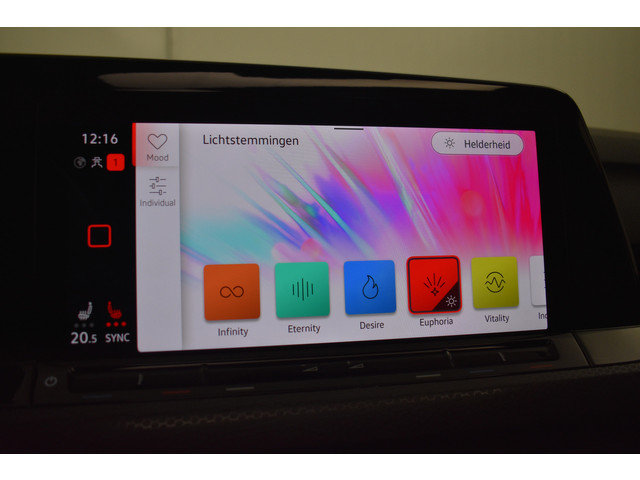 Volkswagen Golf GTE 245Pk SOH 93% Trekhaak Panodak Camera Stuur Stoel Verwarming Parelmoer lak