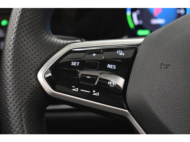 Volkswagen Golf GTE 245Pk SOH 93% Trekhaak Panodak Camera Stuur Stoel Verwarming Parelmoer lak