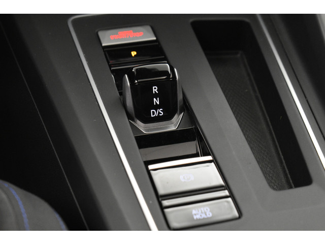 Volkswagen Golf GTE 245Pk SOH 93% Trekhaak Panodak Camera Stuur Stoel Verwarming Parelmoer lak