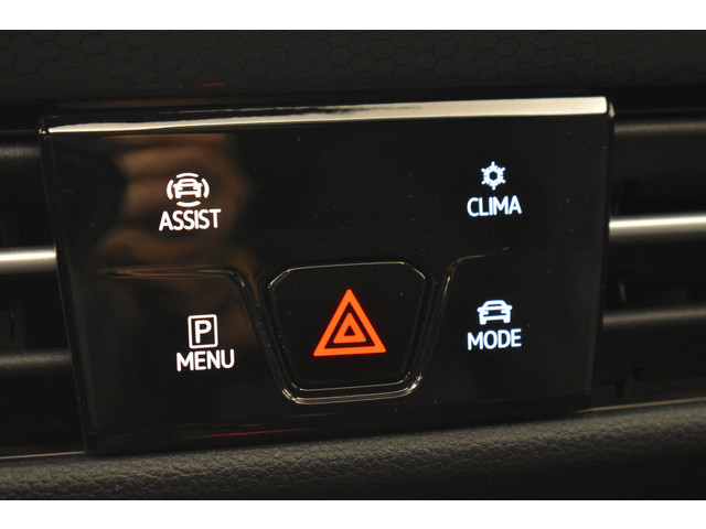 Volkswagen Golf GTE 245Pk SOH 93% Trekhaak Panodak Camera Stuur Stoel Verwarming Parelmoer lak