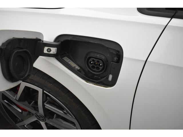 Volkswagen Golf GTE 245Pk SOH 93% Trekhaak Panodak Camera Stuur Stoel Verwarming Parelmoer lak