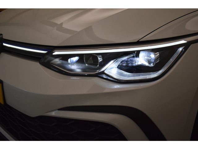 Volkswagen Golf GTE 245Pk SOH 93% Trekhaak Panodak Camera Stuur Stoel Verwarming Parelmoer lak