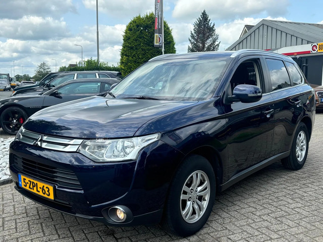mitsubishi-outlander-2.0-benzine-2015-7-persoons-automaat-trekhaak