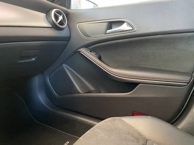 Mercedes-Benz CLA 180 Ambition,AMG Line,Automaat,Navigatie,Parkeerassistent,Trekhaak,Half Leder Alcantara,Climate&Cruisecontrol,Keyless Entry,Blue