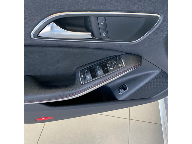 Mercedes-Benz CLA 180 Ambition,AMG Line,Automaat,Navigatie,Parkeerassistent,Trekhaak,Half Leder Alcantara,Climate&Cruisecontrol,Keyless Entry,Blue