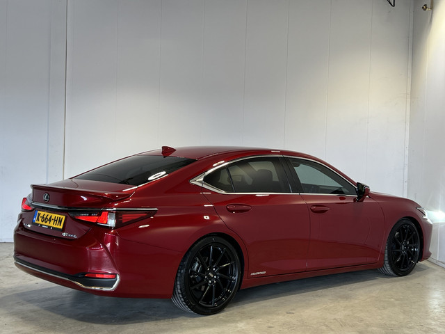 Lexus ES 300h Business Line | Luxueuze uitvoering | LM Velgen 19 | Elektrisch Glazen Panoramadak | Voorstoelen Stuurwiel Verwarmd |