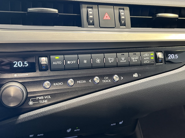 Lexus ES 300h Business Line | Luxueuze uitvoering | LM Velgen 19 | Elektrisch Glazen Panoramadak | Voorstoelen Stuurwiel Verwarmd |