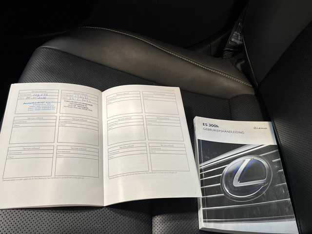 Lexus ES 300h Business Line | Luxueuze uitvoering | LM Velgen 19 | Elektrisch Glazen Panoramadak | Voorstoelen Stuurwiel Verwarmd |