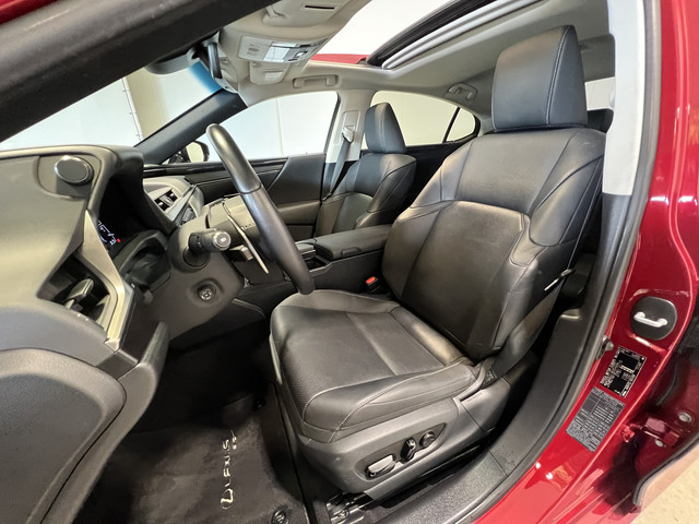 Lexus ES 300h Business Line | Luxueuze uitvoering | LM Velgen 19 | Elektrisch Glazen Panoramadak | Voorstoelen Stuurwiel Verwarmd |