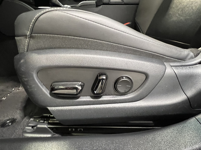 Lexus ES 300h Business Line | Luxueuze uitvoering | LM Velgen 19 | Elektrisch Glazen Panoramadak | Voorstoelen Stuurwiel Verwarmd |