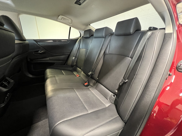 Lexus ES 300h Business Line | Luxueuze uitvoering | LM Velgen 19 | Elektrisch Glazen Panoramadak | Voorstoelen Stuurwiel Verwarmd |