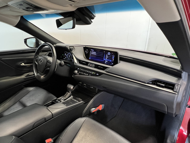 Lexus ES 300h Business Line | Luxueuze uitvoering | LM Velgen 19 | Elektrisch Glazen Panoramadak | Voorstoelen Stuurwiel Verwarmd |
